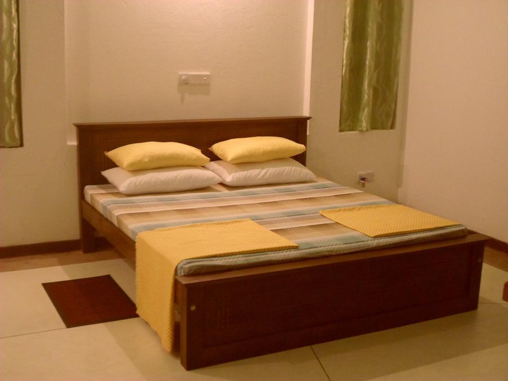 Nilas Guesthouse Hikkaduwa Chambre photo