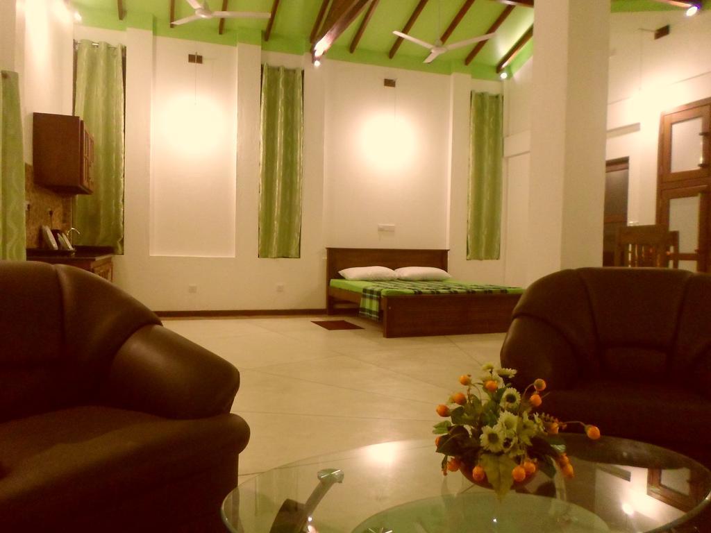 Nilas Guesthouse Hikkaduwa Extérieur photo